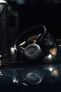 Grado SR325x avoin hi-fi-kuuloke, hopeanväriset kalvot, musta nahkainen päälakisanka, mustat vaahtomuoviset korvapehmusteet, 3/4 etuviistokuva