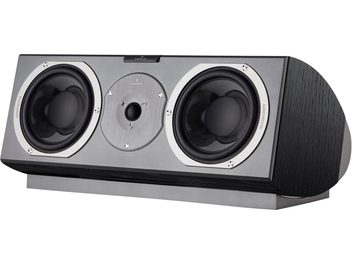 Cassa centrale AudioVector R Center Signature nera, cabinet in impiallacciato nero con fianchi arrotondati e base coordinata, pannello frontale grigio metallizzato con due altoparlanti mid-woofer incorniciati in alluminio e tweeter centrale, vista di tre quarti anteriore destra