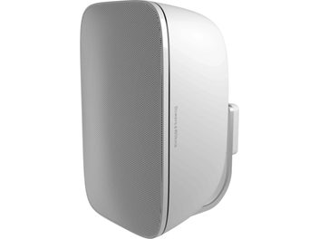 Witte Bowers & Wilkins AM1 buitenluidspreker, driekwart vooraanzicht links, afgeronde witte kunststof behuizing, geperforeerd grijs metalen rooster, geïntegreerde muurbeugel