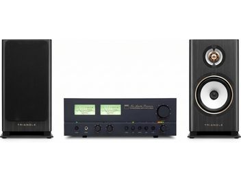 System hi-fi NAD C 3050 z dwiema czarnymi kolumnami podstawkowymi Triangle, jedną z maskownicą i jedną bez maskownicy
