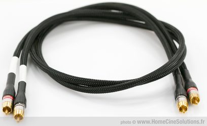 RCA-lydkabel O2A Elegance Modulation sort, flettet kappe, RCA-stik med forgyldt belægning, set oppefra på hvid baggrund