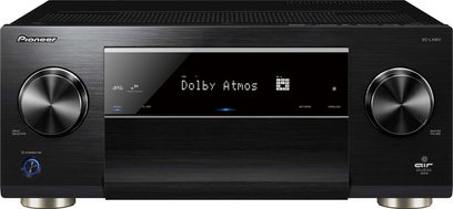 Pioneer SC-LX801 sort hjemmebiografsforstærker, set forfra, "Dolby Atmos" vist på skærmen, kontrolknapper og -hjul