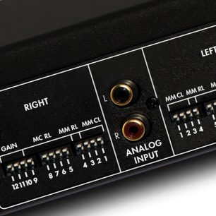 Electrocompaniet ECP-2 MKII phono-forforstærker, nærbillede af bagsiden, RCA-stik og indstillinger for gain og belastning