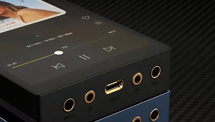 Sort Hi-Fi-lydafspiller med berøringsskærm, USB-C-port og gyldne jackstik set skråt forfra