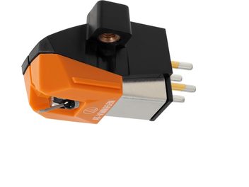 Cellule phono Audio Technica AT-VM95EN en plastique orange et noir, corps métallique argenté, pointe de lecture apparente et quatre broches arrière dorées, vue en perspective avant gauche