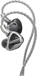 Nærbillede i trekvart profil af de sølv- og sortfarvede FiiO FH19 in-ear høretelefoner med trekantet metalkabinet med gitter og grå silikonepropper, forbundet med en sølvfarvet snoet kabel