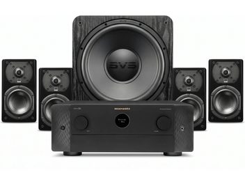 Комплект домашнього кінотеатру Marantz із чорним AV-підсилювачем, сабвуфером SVS і п’ятьма чорними відповідними колонками