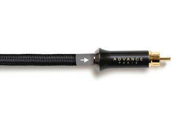 Advance Paris Link Sub 10 m, câble RCA vue latérale, gaine tressée noire en nylon, connecteur cylindrique noir mat avec marquage doré, bague métallique texturée et broche plaquée or