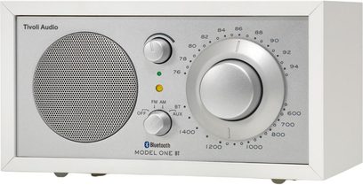 Radio stołowe Tivoli Model One BT białe srebrne z okrągłym głośnikiem po lewej i dużym pokrętłem strojenia po prawej