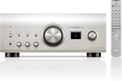 Integrert stereo hi-fi forsterker Denon PMA-3000NE sølv, frontvisning, sirkulære knapper, skjerm som viser "CD", sølvfarget fjernkontroll