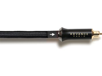 Czarny cyfrowy kabel audio Advance Paris, oplot z nylonowej plecionki widoczny z boku, cylindryczny korpus z matowego czarnego metalu ze złotym napisem i pozłacana wtyczka RCA męska