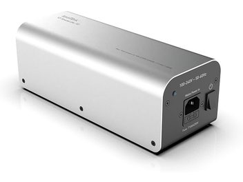 Conditionator de rețea IsoTek V5 Syncro Uni 10 argintiu, carcasă metalică dreptunghiulară, vedere în perspectivă, conectică spate vizibilă