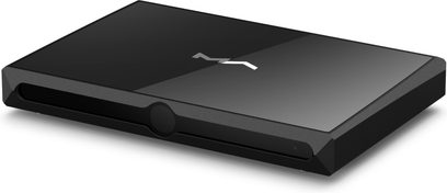 Síťový audio přehrávač Matrix Audio X-SABRE 3 v černé barvě, hliníkové tělo s vrchním lesklým skleněným panelem, pohled ze tří čtvrtin zepředu, přední panel s horizontální štěrbinou a centrálním kruhovým tlačítkem
