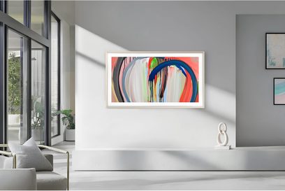 Samsung The Frame TQ55LS03HA hængt på væggen, lys ramme og farverigt abstrakt kunstværk i en moderne stue