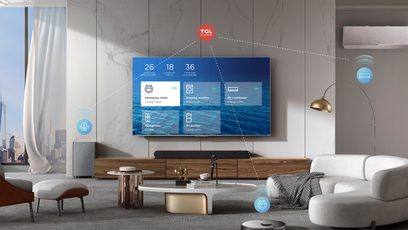 TCL 65C731 2022-fjernsyn, der viser en brugergrænseflade i en moderne stue med sofa, lænestole og lampe