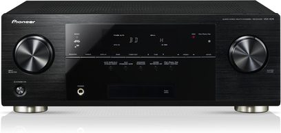 Pioneer VSX-826 sort hjemmebiografsforstærker, frontpanel, frontvisning, blå skærm, sølvfarvede knapper og drejeknapper
