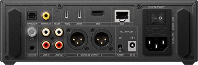 Baksida av FiiO K17 svart högfidelitets-hörlursförförstärkare i aluminiumhölje, komplett anslutning inklusive två balanserade XLR-utgångar, RCA-ingångs- och utgångskontakter, LAN-port RJ45, USB-C- och USB-A-portar, optisk ingång, koaxial ingång, 4,4 mm jack, DC-strömkontakt och strömbrytare.