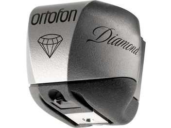 Ortofon MC DIAMOND pikap iğnesi, yakın plan görünüm, hafif yandan bakış açısı, ön yüzü görünür, metalik gri gövde, siyah renkli elmas logosu ve "Diamond" yazısı, altta okuma iğnesi