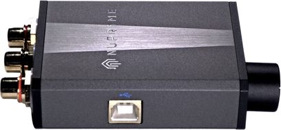 Nuprime uDSD sort, bærbar audio-konverter, set forfra, med synlige RCA- og USB-stik, blå tændt knap