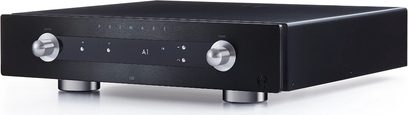 Στερεοφωνικός ενισχυτής hi-fi Primare I35 μαύρου χρώματος, μπροστινή όψη, μαύρη πρόσοψη με δύο ασημί περιστροφικούς διακόπτες και κεντρική μπλε οθόνη ενδείξεων