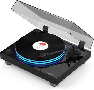 Hi-fi pladespiller Reloop TURN 7 i sort lakeret, set forfra i et nedadgående perspektiv, med transparent låg åben, sort plade og blå belysning