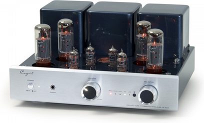 Amplificatore integrato stereo a valvole Cayin CS-55A EL34 argento, vista tre quarti anteriore, pannello frontale in alluminio spazzolato con due grandi manopole circolari, pulsante di accensione e presa cuffie, parte superiore blu notte con quattro valvole EL34, quattro valvole piccole e tre coperture per trasformatori