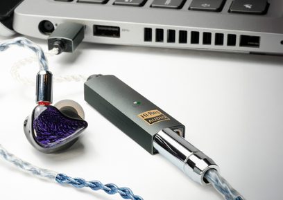 Bærbar lydkonverter iFi Audio GO link Max, flettet blå kabel, lilla hovedtelefoner, sølvfarvet bærbar computer
