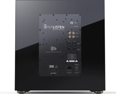 Zadní pohled na subwoofer Perlisten D15s, centrální připojovací panel, lesklý černý povrch, viditelné nožičky