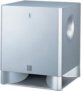 Yamaha YST-SW225 sølvgrå subwoofer, set forfra i perspektiv, front med højttaler og bas-refleks-port