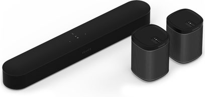 Sort Sonos Beam-soundbar og to sorte Sonos One-højttalere, set forfra og fra tre fjerdedele bagfra