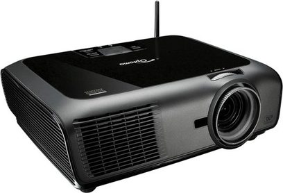 Optoma EW766W sort videoprojektor, set forfra i let nedadgående vinkel, rektangulært format, objektivet er placeret mod højre side
