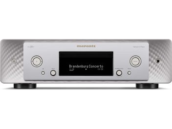 Плеєр CD Marantz CD 50n сріблястого кольору, вид спереду, дисплей з написом "Brandenburg Concerto 1310 -1920", кнопки та роз'єми