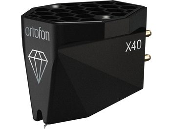 Sort Ortofon MC X40 metal pickuphus til pladespiller, set fra højre forfra i trekvart vinkel, facetformet krop med sekskantet bikubemønster på toppen, sølvfarvet ortofon-inskription og diamantlogo på fronten, X40-mærkning på højre side, guldbelagte bagstifter og synlig nål.