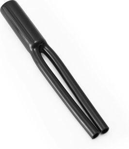 Příslušenství pro kabel Norstone Cable Kit Black speaker jacket (sada 4 kusů), pohled z mírného nadhledu, hladký povrch, 2 trubkovité otvory