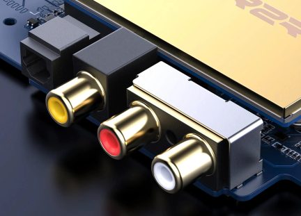 Nærbillede af gule, røde og hvide RCA-porte samt Ethernet-stik på et blåt elektronisk kredsløb