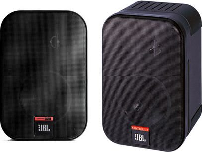To kompakte sorte JBL Control One-højttalere, front og bagside, sort gitter, rødt logo, mat plastik