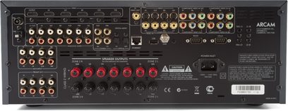 Bagsiden af en Arcam FMJ AVR360 hjemmebiografsforstærker med talrige audio/video-stik og højttalerterminaler
