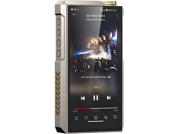 FiiO M27 audiofil musikkspiller i titan, stor berøringsskjerm påslått, trekvartsvinkel med gyllen dreieknapp og sideknapper