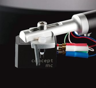 Ασημένια κεφαλή πικάπ βινυλίου ClearAudio Concept MC, κοντινή πλάγια όψη, σωληνωτό βραχίονα, καλώδια σε χρώματα