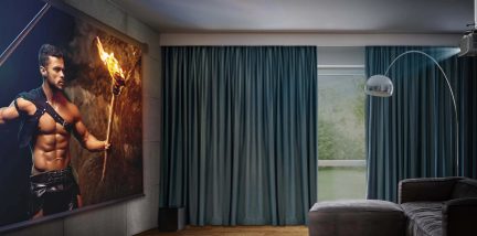 Muskuløs mand med bar overkrop holder en brændende fakkel, blåt gardin, afrundet lampe, mørkt interiør, kunstnerisk stilplakat