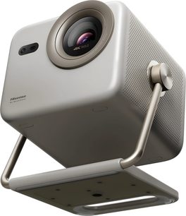 Hisense M2 PRO 4K videoprojektor i metallisk grå aluminium, avrundet kubeformet kropp med bronsefarget linsering, perforert sidegitter og dreibart stativ, sett i trekvart froskeperspektiv