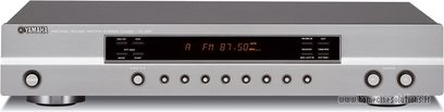 Yamaha TX-497 sølvfarvet audiotuner, front med orange digitalt display, knapper og stor drejeknap