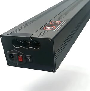 Přenosné projekční plátno Projeo Rise HD 100 černé, obdélníkový kryt při pohledu zezadu s vypínači a síťovou zásuvkou