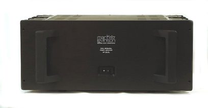 Mark Levinson No.23.5 stereforstærker set forfra, rektangulært sort kabinet med sort frontpanel og LED-display
