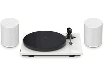 Vit vinylskivspelare med svart tallrik och två vita trådlösa Sonos-högtalare, framifrån
