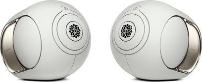 Дві стерео колонки Devialet Phantom Ultimate 108 dB Light Pearl з овальним білим перламутровим корпусом та металевими боками, вид з боку