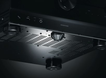 Ampli home-cinéma Yamaha RX-A4A noir, vue de face rapprochée, panneau de contrôle avec boutons et prises, grille de ventilation