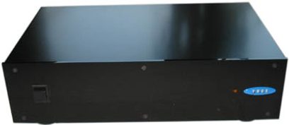 Ynos Reference sort kabinet, forside med blå LCD-skærm, børstet metalfacade, set fra tre kvarter vinkel