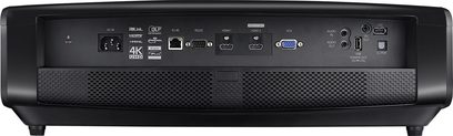Optoma UHD65 sort videoprojektor, set forfra, tilslutninger på bagsiden, ventilationsgitter på forsiden