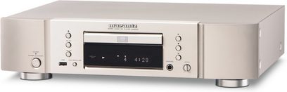 Marantz SA8003 CD-afspiller, sølvfarvet frontpanel, digitalt display, kontrolknapper og drejeknapper, centreret CD-skuffe, koniske fødder